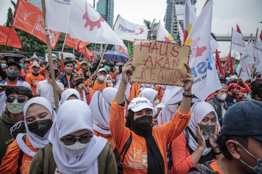Aksi Buruh Geruduk Kemenaker