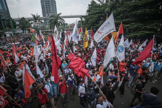 Aksi Buruh Geruduk Kemenaker