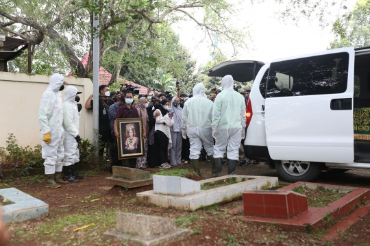 Duka Keluarga Iringi Pemakaman Dorce Gamalama