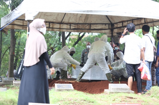 Duka Keluarga Iringi Pemakaman Dorce Gamalama