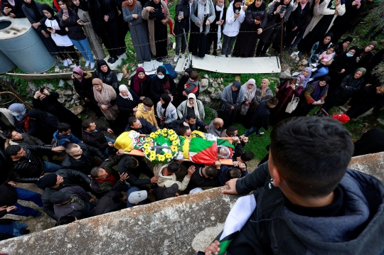 Tangis Iringi Pemakaman Pria Palestina yang Ditembak Mati Tentara Israel
