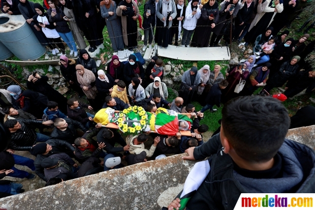 Ratusan pelayat mengantar jenazah Nihad Al-Barghouti, yang ditembak mati oleh pasukan Israel selama bentrokan, menuju pemakaman di dekat Ramallah, Tepi Barat, Palestina, Rabu (16/2/2022). Barghouti ditembak peluru tajam di bagian perutnya ketika berunjuk rasa menentang perampasan tanah oleh Israel.