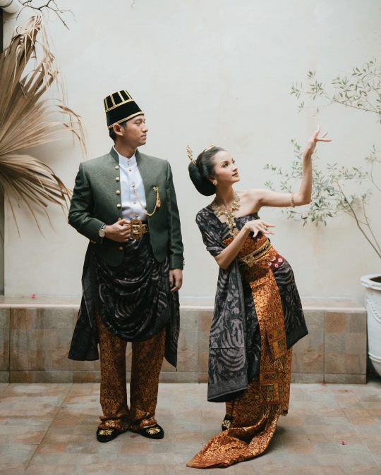 7 Potret Prewedding Belva Devara & Sabrina Usung Adat Jawa, Bak Raja dan Ratu