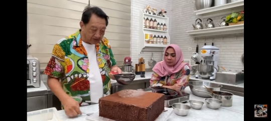 Mama Rieta Bareng Chef Yongki Persiapkan Kue Ultah Khusus Untuk Raffi dan Nagita