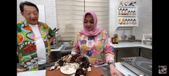 Mama Rieta Bareng Chef Yongki Persiapkan Kue Ultah Khusus Untuk Raffi dan Nagita