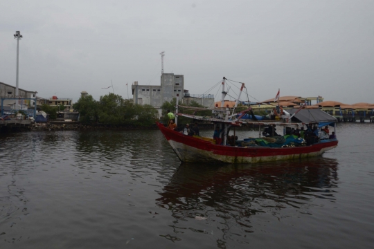Kesibukan Nelayan Bongkar Hasil Tangkapan di Muara Angke