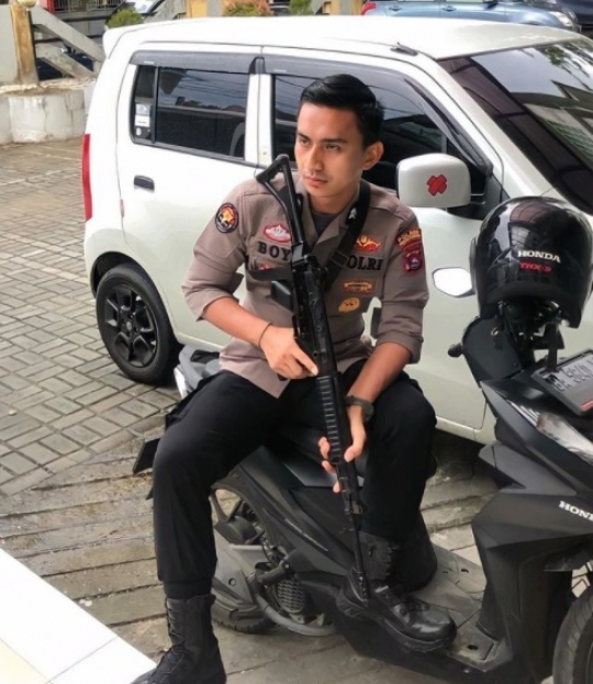 Potret Polisi Tampan Bripda Bopandra, Pesonanya Terpancar Dibilang 'Jangan Senyum'
