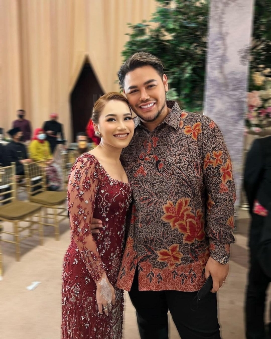 Potret Ayu Ting Ting dan Ivan Gunawan di Acara Pernikahan Syifa, Didoakan Berjodoh