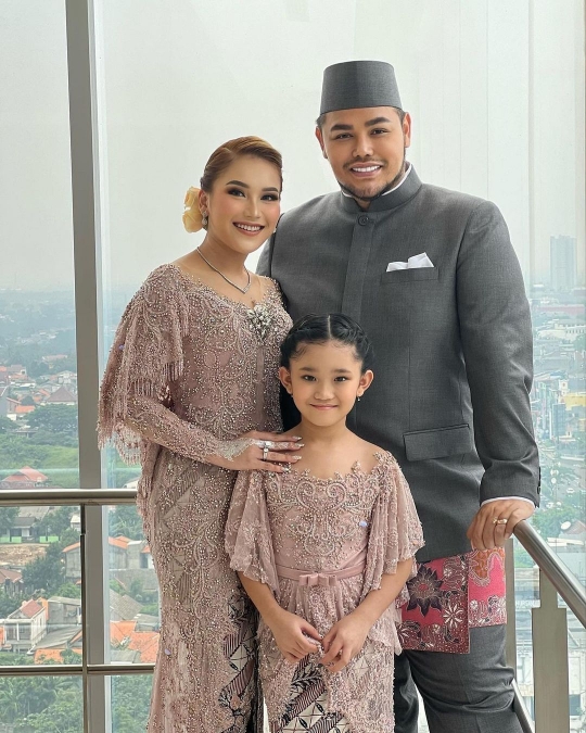 Potret Ayu Ting Ting dan Ivan Gunawan di Acara Pernikahan Syifa, Didoakan Berjodoh