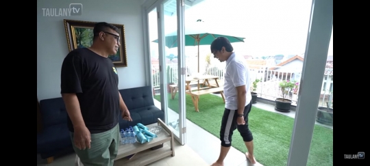 7 Potret Rumah Abdel yang Rapih Banget, Terdiri dari 3 Lantai dan Ada Studionya