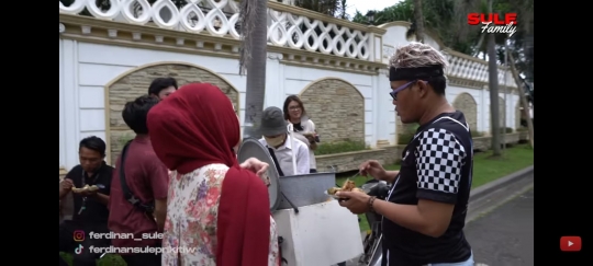 Potret Sule Borong Siomay Keliling, Makan Bareng Sama Semua Karyawan di Rumah