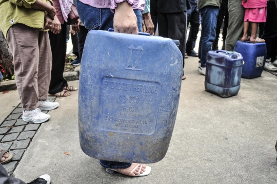 Bawa Jeriken, Warga Muara Angke Geruduk Balai Kota Tuntut Air Bersih