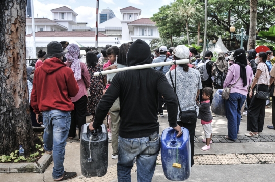 Bawa Jeriken, Warga Muara Angke Geruduk Balai Kota Tuntut Air Bersih