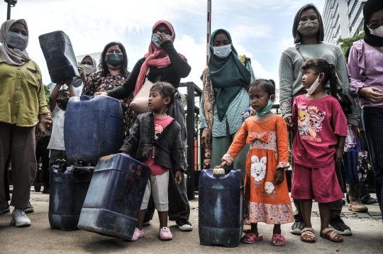 Bawa Jeriken, Warga Muara Angke Geruduk Balai Kota Tuntut Air Bersih