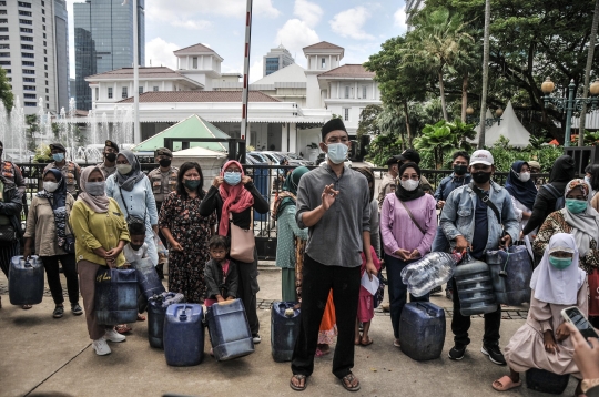 Bawa Jeriken, Warga Muara Angke Geruduk Balai Kota Tuntut Air Bersih