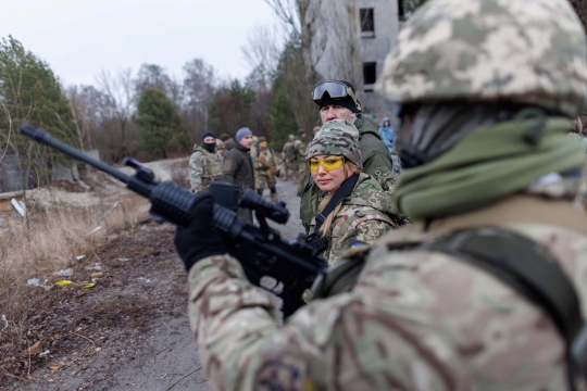Kisah Wanita Cantik Ukraina Siap Angkat Senjata Lawan Rusia