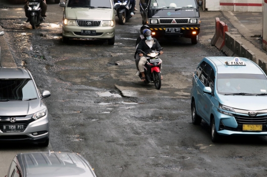 Jalan Rusak di Rasuna Said Hambat Lalu Lintas