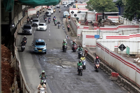 Jalan Rusak di Rasuna Said Hambat Lalu Lintas