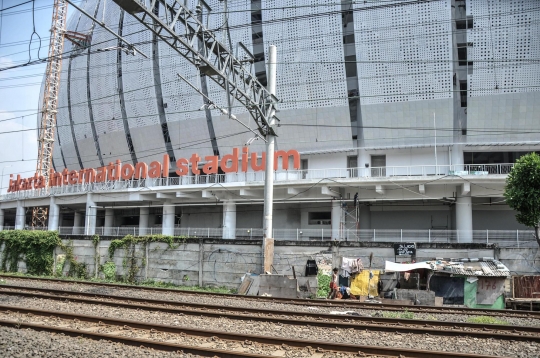 Nestapa di Balik Kemegahan Jakarta International Stadium