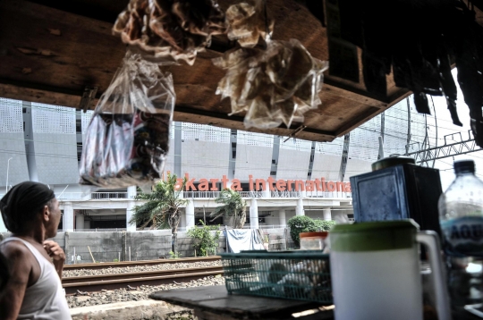 Nestapa di Balik Kemegahan Jakarta International Stadium