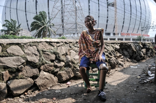 Nestapa di Balik Kemegahan Jakarta International Stadium