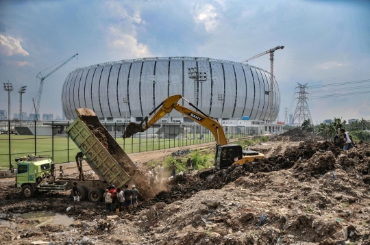 Nestapa di Balik Kemegahan Jakarta International Stadium