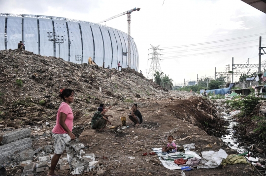 Nestapa di Balik Kemegahan Jakarta International Stadium