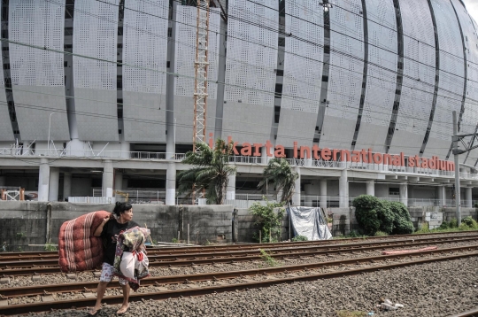 Nestapa di Balik Kemegahan Jakarta International Stadium