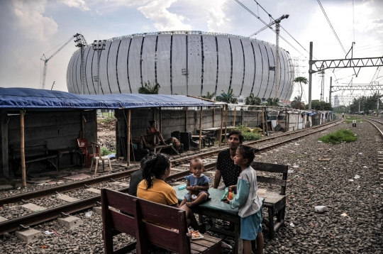 Nestapa di Balik Kemegahan Jakarta International Stadium