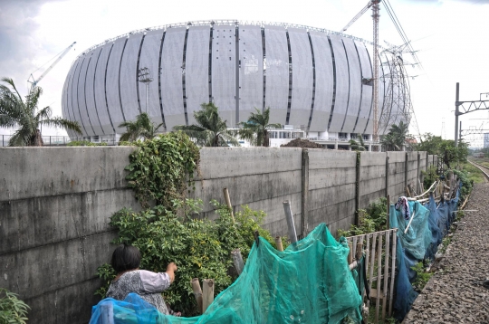 Nestapa di Balik Kemegahan Jakarta International Stadium