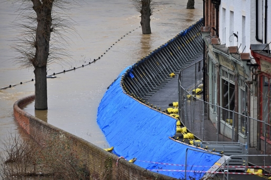 Cara Inggris Tahan Luapan Banjir