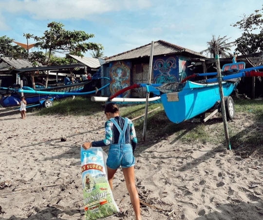 Potret Jennifer Bachdim Bersihkan Sampah di Pantai Bareng Keluarga Banjir Pujian