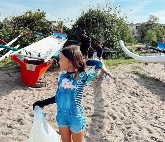 Potret Jennifer Bachdim Bersihkan Sampah di Pantai Bareng Keluarga Banjir Pujian