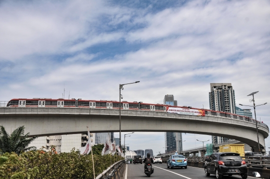 LRT Jabodebek Uji Beban di Jembatan Bentang Panjang