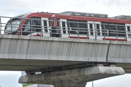LRT Jabodebek Uji Beban di Jembatan Bentang Panjang