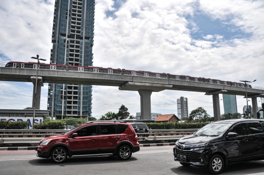 LRT Jabodebek Uji Beban di Jembatan Bentang Panjang