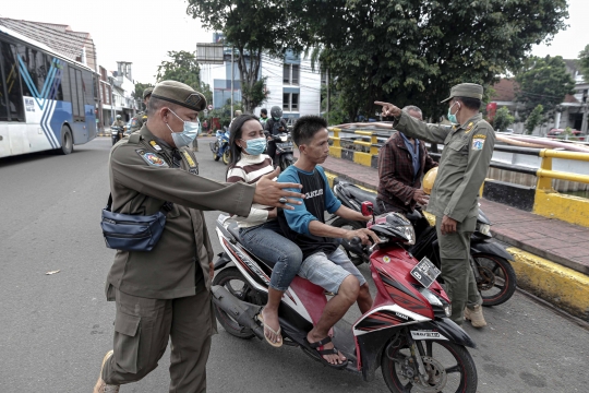 Satpol PP dan Polisi Jaring Pelanggar Masker di Kota Tua