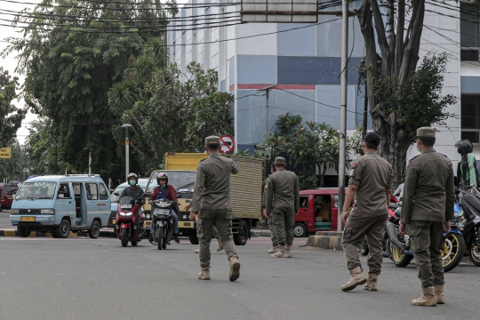 Satpol PP dan Polisi Jaring Pelanggar Masker di Kota Tua