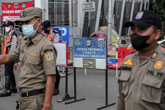 Satpol PP dan Polisi Jaring Pelanggar Masker di Kota Tua