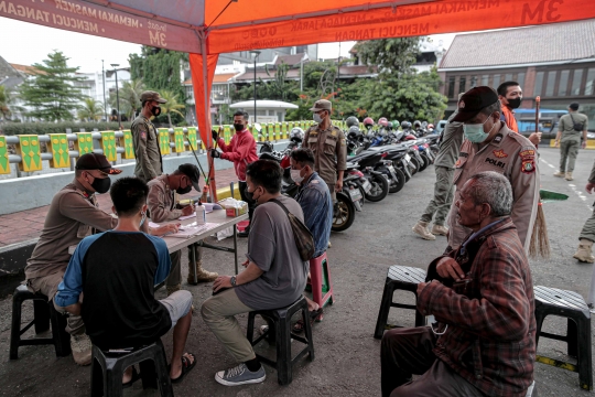 Satpol PP dan Polisi Jaring Pelanggar Masker di Kota Tua