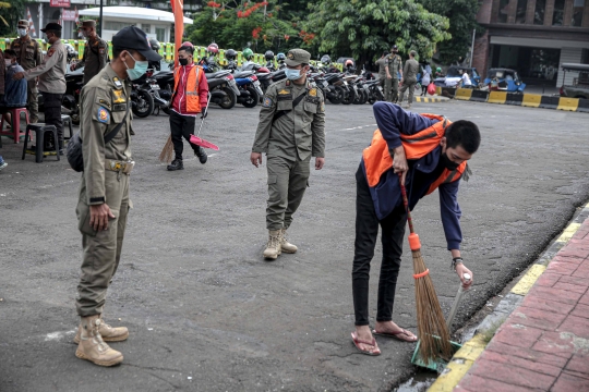 Satpol PP dan Polisi Jaring Pelanggar Masker di Kota Tua