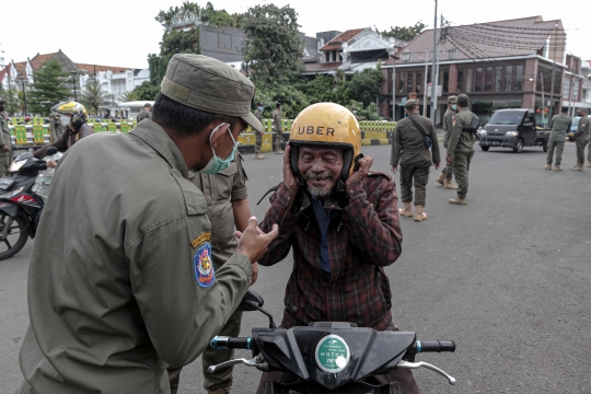 Satpol PP dan Polisi Jaring Pelanggar Masker di Kota Tua