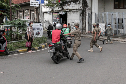 Satpol PP dan Polisi Jaring Pelanggar Masker di Kota Tua