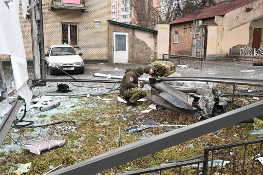 Penampakan Serpihan Rudal Rusia di Ibu Kota Ukraina