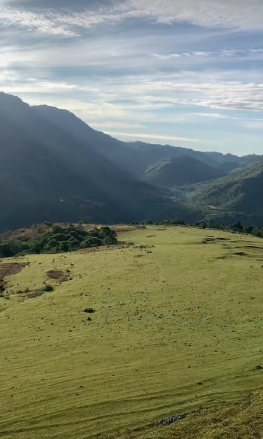 Potret Padang Rumput Indah di Sulawesi, Pemandangannya Mirip Background di Komputer