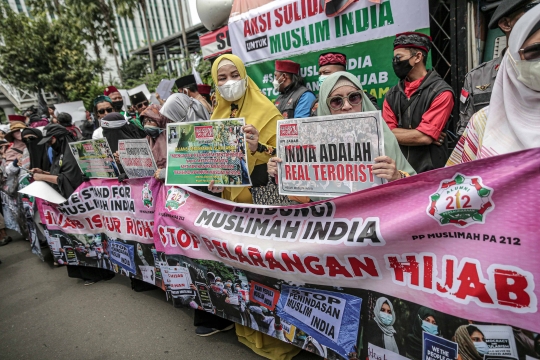 Massa Geruduk Kedubes India Terkait Larangan Berhijab