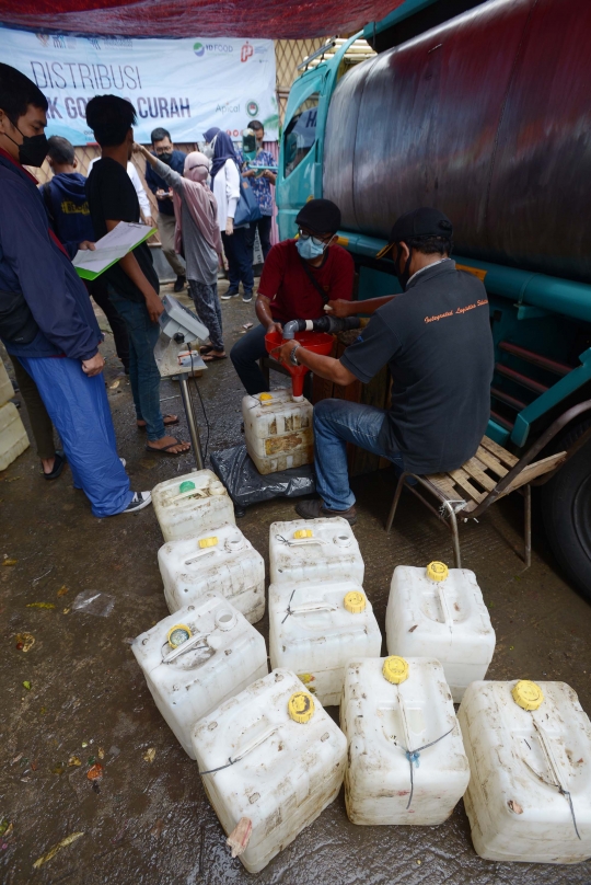 Geliat Distribusi Minyak Goreng Curah di Pasar Tradisional