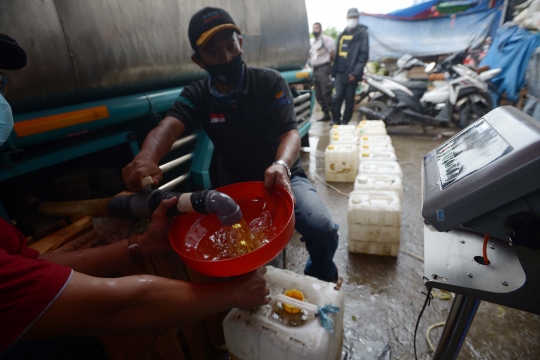 Geliat Distribusi Minyak Goreng Curah di Pasar Tradisional