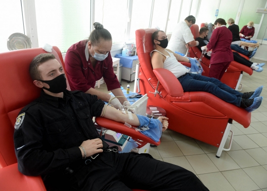 Warga Ukraina Ramai-Ramai Donorkan Darah untuk Tentara