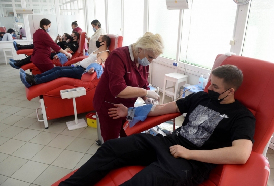 Warga Ukraina Ramai-Ramai Donorkan Darah untuk Tentara